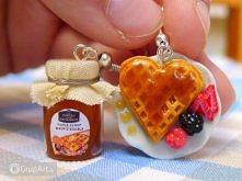 Gofry serduszka z syropem klonowym i owocami leśnymi. Słodka przyjemność zamknięta w biżuterii. ;-) Kolczyki są lekkie, nie obciążają uszu. Bigle antyalergiczne.
Wymiary talerzy...