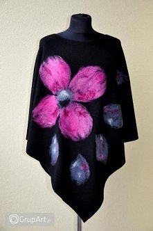 czarne ponczo uszyte z wełny parzonej, ozdobione ufilcowanym na sucho wzorem z czesanki wełnianej, doskonale nadaje się na każdą odzież wierzchnią, golfik lub koszulę, otuli, gd...