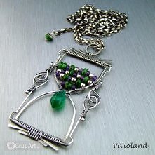 Bajecznie kolorowy naszyjnik w kształcie klepsydry wykonany ręcznie techniką wire-wrapping ze srebra, chalcedonu, granatów tsavorite oraz maleńkich ametystów. Srebro zostało zok...