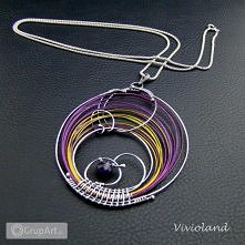 Intrygujący naszyjnik wykonany ręcznie techniką wire-wrapping ze srebra i linki jubilerskiej okalającej oprawiony ametyst. Srebro zostało zoksydowane dla podkreślenia misternośc...