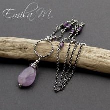 Delikatny naszyjnik wykonany z 17 mm, gładkiej kropli oraz 4 mm, fasetowanych kuleczek ametystu, ubranych w srebro próby 925, oksydowane i wypolerowane. Długość naszyjnika to 49...