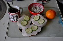 Samodzielnie robiony ciemny chlebek,szynka,ogórek. Musli,pomarańcza i herbata :)