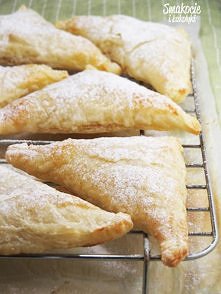 Francuskie rogaliki z jabłkami


Składniki (na 6 dużych lub 12 małych ciastek):
1 opakowanie ciasta francuskiego (275 g)
2 jabłka
łyżeczka cynamonu
1-2 łyżki cukru
sok z cytryny...