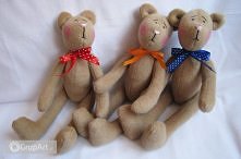 Słodki miś dla dużych i małych, uwielbia przytulanie, możesz mu szeptać do uszka, jest bardzo dyskretny. Ma 32 cm wzrostu, uszyty z tkaniny wełnianej, wypełniony watą syntetyczn...