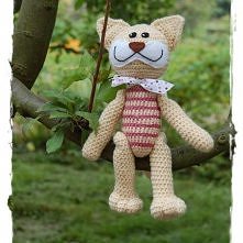 Sympatyczny kotek Mruczuś uwielbia przytulanie i wspólne zabawy. Możesz mu szeptać do uszka największe tajemnice. Wykonany na szydełku z włóczki, wypełniony watą syntetyczną, py...