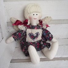 Aniołek uszyty z bawełnianej tkaniny. Nie zawiera wełny. Wypełniony specjalnym tworzywem. Wielkość ok 26 cm.Te i inne cudowności do kupienia w grupart.pl
Polecam. Tu nie ma rzec...