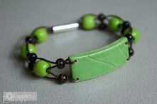Bransoletka wykonana ręcznie. Ozdobny element ceramiczny (wykonany z gliny poszkliwionej na zielono) oraz drewniane koraliki połączone ciekawym splotem. Zapięcie magnetyczne. Dł...