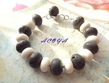 bransoletka z lawą wulkaniczną i białym koralem