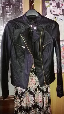 mam do sprzedania czarną skórzana kurteczkę  nałożona tylko jeden raz super wygląda na kimś