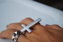 srebrny pierścionek krzyż