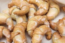 Nie cierpię ciasta francuskiego. Kruche rogaliki są dla mnie miłą alternatywą. Na prawdę mega dobre, polecam
250g masła
250g mąki
250g twarogu
1 cukier waniliowy
1 jajo
szczypta...