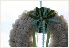 zimowy wieniec z miliona białych guziczków ;)