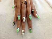 green nails