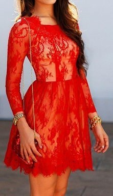 czerwona koronkowa sukienka