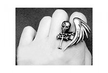 pierścionek z czaszką