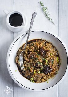 Świąteczny, wegetariański bigos z kiszonej kapusty, grzybów i soczewicy