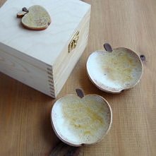 Gratka dla wielbicieli sielskich i rustykalnych klimatów. Zestaw 2 stylowych jabłuszek - miseczek do odkładania torebek z herbatą - dla smakoszy herbaty. Mogą służyć również jak...