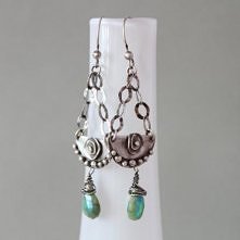 Cudowne, wyjątkowe.Przepiękne kolczyki wykonane od podstaw z ręcznie formowanych metodą art-clay z glinki srebra 999 (wymiary 20x10mm), fasetowanych briollett zielonego chryzopr...