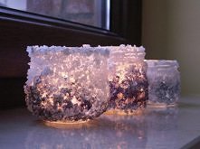 Lampiony z soli morskiej.
1. Czysty słoiczek posmarować wikolem.
2. Całość obtoczyć w soli lub obsypać nią - technika dowolna.
3. Gdy całość wyschnie pomalować rozwodnionym wiko...