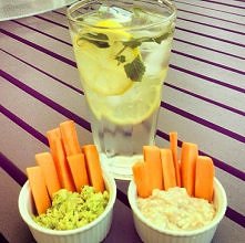 ..i taki zestaw na popołudniową przekąskę

Woda z cytryną i miętą oraz marchewki (pycha, pycha!!), zanurzone w dipach - awokado i humus

na co dzień tez sie sprawdzają!!