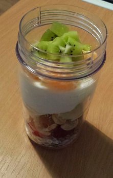 Płatki owsiane, pszenne, żytnie, truskawki, orzechy nerkowca, laskowe, włoskie i migdały, banan, jogurt naturalny, mandarynka, kiwi.