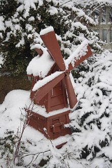 Przysypany śniegiem wiatrak...