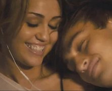 Praw­dzi­wa miłość oz­nacza, że za­leży ci na szczęściu dru­giego człowieka bardziej niż na włas­nym, bez względu na to, przed jakimi bo­les­ny­mi wy­bora­mi stajesz.