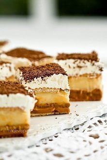 Ciasto jak 3bit - bez pieczenia
Składniki:
6 - 7 paczek herbatników petit beurre (opakowanie 100 g)
1,5 puszki dulce de leche (kajmak z puszki, w UK znany jako 'caramel...