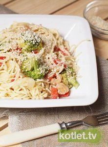 makaron po singapursku, z krewetkami i brokułami . przepis ;)