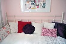 Room 96. Łóżko można zakupić w sklepie IKEA, również w kolorze czarnym.