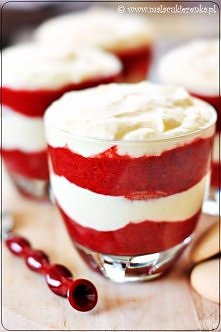 Składniki na około 8 porcji:
2 opakowania mrożonych owoców, każde opakowanie po 450g (użyłam truskawek i wiśni)
500g serka mascarpone
3 jajka, osobno żółtka i białka
3 łyżki cuk...