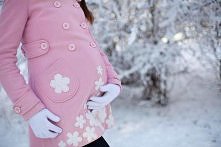 "SERCE MATKI"

Jeszcze nie jestem matką
jeszcze nie jestem
naprawdę kobietą
Drżę kiedy kołaczesz się we mnie
moje drugie serce
innym rytm mego życia
Zegar który od mar...