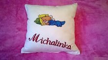 Poduszka zrobiona własnoręcznie haftem krzyżykowym.