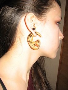 Rozpychacz w kształcie pazura zrobiony przeze mnie, wyrzeźbiłam go z drewna i namalowałam na nim miniatury malowideł z jaskini lascaux, mam nadzieje że się spodoba c: