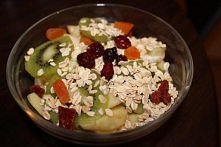 Pyszna opcja na drugie śniadanie czy kolacje :) Ja tutaj dałam akurat 
- jogurt grecki,
- ananasy,
- banana,
- kiwi,
- płatki owsiane,
- suszoną żurawinę, morele i figę ;)

Smac...