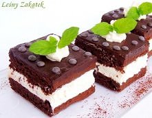 w-z Składniki na jedno ciasto, foremka 30x25 4 jajka, 120g cukru pudru, 70g mąki, 30g kakao, ½ łyżeczki proszku do pieczenia, naturalny aromat waniliowy. Pieczemy 2 ciasta. Biał...