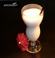 Piňa Colada wersja I  * 40 ml rumu * 40 ml mleczka kokosowego * 5 plastrów ananasa z puszki * kruszony lód (ok. pół szklanki)  Przygotowanie: Ananasa kroimy w mniejsze kawałki, ...