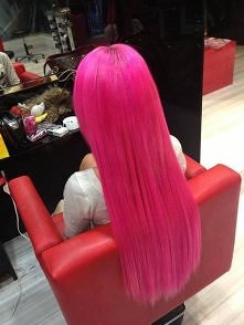 Co powiecie na różowe włosy...