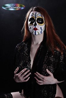 Jak Wam się podoba maska meksykańska? Szukam dziewczyn z Warszawy do ćiczenia makijaż i malowania ciała. Również sesje zdjęciowe Jak Wam się podoba?