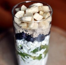 -Ulubione owoce
-serek wiejski (lub jogurt naturalny) 
-masa orzechowa
+ można również dodać coś od siebie. Np. otręby. :)

Przygotowanie masy: moczymy we wrzątku ulubione orzec...