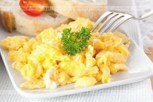 Jajecznica z parmezanem