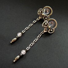 Prostota i elegancja to słowa, które najlepiej opisują kolczyki Silver Lilium. Wykonałam je od podstaw ręcznie, techniką wire wrapping ze srebrnego drutu. W środku srebrnej ramk...