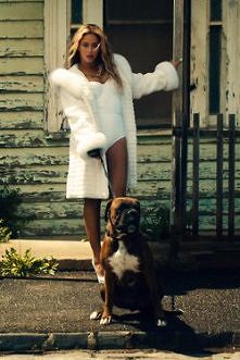 beyonce : W 2006 roku organizacja broniąca praw zwierząt People for the Ethical Treatment of Animals skrytykowała Knowles za wykorzystywanie w liniach odzieżowych futer