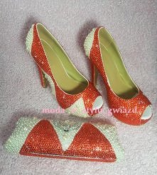 Komplecik w kolorze pomarańcz + śmietanka stanowi smakowite połączenie:) Szpilki na platformie z odkrytymi paluszkami, oraz torebka w całości zdobione maleńkimi kryształkami i p...