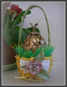 Pisanka ze sznurkowym ażurem w koszyku z papierowej wikliny