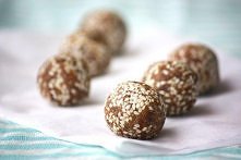 Kule daktylowo-migdałowe w otoczce sezamowej