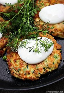 Placki z cukinii, pora i groszku z oscypkiem

Składniki:

 

* 1 cukinia (ok 450 g)

* 1 mały, młody por

* 2-3 łyżki groszku (młodego lub mrożonego)

* 70 g oscypka (lub innego...