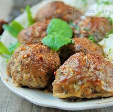 Składniki na 2 porcje:
Zapiekane klopsiki:

    500 g mielonego mięsa wieprzowo-wołowego 7 zł
    2 cebulki dymki 0,80 zł
    1 łyżka posiekanej natki pietruszki 0,50 zł
    1 j...