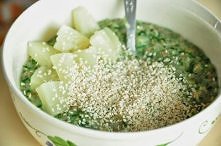 Płatki jaglane ze szpinakiem i ananasem