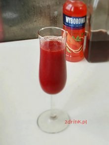 RED LIPSTICK 
  
Składniki:
* szklanka truskawek (mogą być mrożone)
* 50 ml rumu (można wykorzystać rum truskawkowy)
* 50 ml wódki arbuzowej

   

Przygotowanie:

Truskawki rozm...